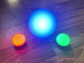 Olight Obulb Pro (esquerda e direita) versus Hue Go (centro). Foto: Andreas Sebayang/Notebookcheck.com