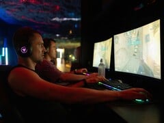 Diz-se que jogar a 480 Hz confere uma vantagem significativa em relação aos 60 Hz. Na foto, jogadores em frente a monitores.