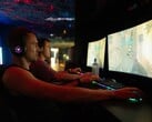 Diz-se que jogar a 480 Hz confere uma vantagem significativa em relação aos 60 Hz. Na foto, jogadores em frente a monitores.
