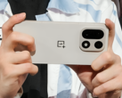 Suposto OnePlus 15 apresentado por uma liga de esportes eletrônicos. (Fonte da imagem: Weibo, editada e com IA aprimorada para maior clareza)