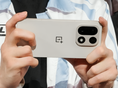 Suposto OnePlus 15 apresentado por uma liga de esportes eletrônicos. (Fonte da imagem: Weibo, editada e com IA aprimorada para maior clareza)