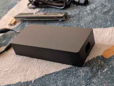 O adaptador CA é bastante volumoso em relação ao pequeno projetor 4K