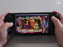 GPD Win 5 handheld executando Street Fighter III: 3rd Strike da Capcom Anniversary Collection. (Fonte da imagem: The Phawx via YouTube)