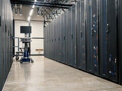 Corredor entre os racks de servidores em um centro de dados