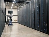 Corredor entre os racks de servidores em um centro de dados
