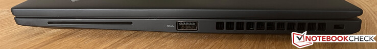 Direito: Leitor de cartão inteligente, USB-A 3.2 Gen.1, slot de segurança Kensington Nano
