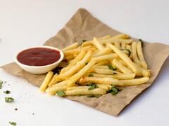 Uma porção de batatas fritas e uma tigela de molho (Fonte da imagem: Pixzolo Photography via Unsplash; cortado)