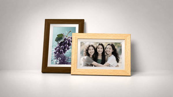 Duas molduras digitais Bigme exibindo fotos de uvas e da família.