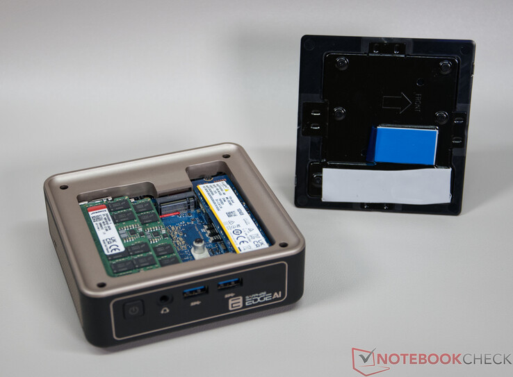 Sapphire Edge AI com tampa aberta