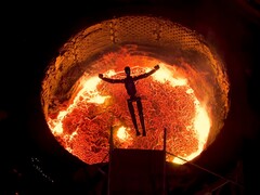 A Figure dá aos seus robôs F.02 uma despedida espetacular: várias máquinas humanoides saltam por conta própria para uma fornalha.