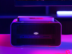 O Mind Graphics 2 tem a interface proprietária PCie 4.0 x8 junto com o USB4. Na foto: a eGPU com o mini PC Mind Pro na parte superior.