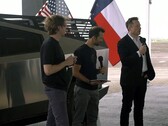 Elon Musk anunciando a refinaria de lítio da Tesla ao lado do Cybertruck (imagem: Tesla)