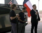 Elon Musk anunciando a refinaria de lítio da Tesla ao lado do Cybertruck (imagem: Tesla)