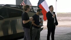 Elon Musk anunciando a refinaria de lítio da Tesla ao lado do Cybertruck (imagem: Tesla)