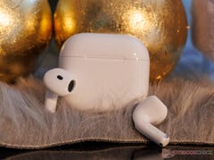 Os AirPods 4 apresentam o mesmo chipset Apple H2 que os AirPods Pro 3, na foto anterior. (Fonte da imagem: Notebookcheck)