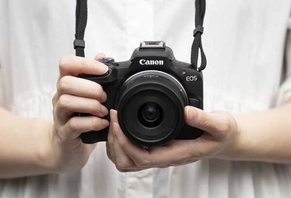 A Canon EOS R50 é um corpo compacto e versátil com um estilo DSLR moderno. (Fonte da imagem: Canon)