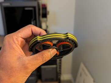 Fidget spinner de engrenagem em PLA preto, branco, vermelho e amarelo.