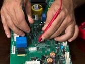 Técnico testando hardware eletrônico, semelhante ao processo usado para o chip de criptografia pós-quântica da PQShield (Fonte da imagem: Pexels)