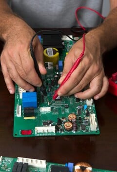 Técnico testando hardware eletrônico, semelhante ao processo usado para o chip de criptografia pós-quântica da PQShield (Fonte da imagem: Pexels)