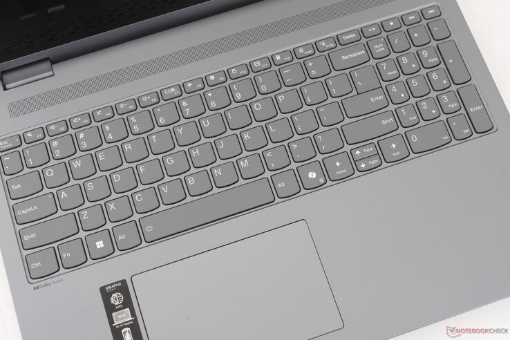 Não há grandes mudanças no feedback ou na sensação do teclado em comparação com outros modelos de IdeaPad. tamanho do clickpad de 12 x 7,5 cm