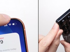 iPhone 17 Pro Max (esquerda) e Galaxy S25 Ultra (direita) após um teste de queda de 1 metro. (Fonte da imagem: PhoneBuff no YouTube, captura de tela)