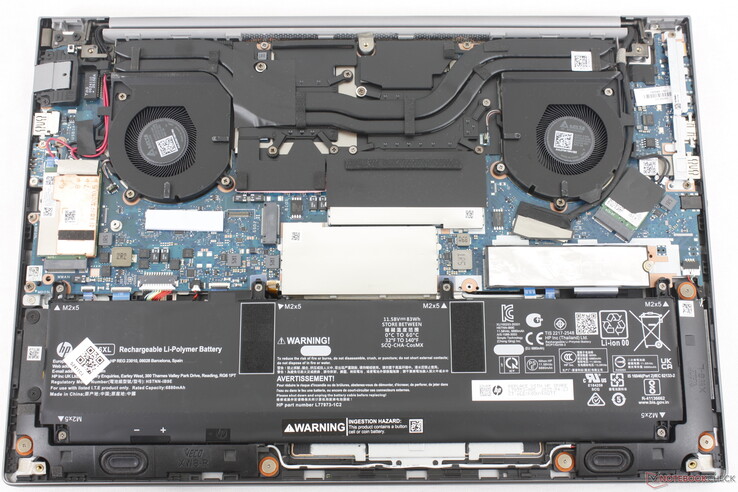 O modelo oferece dois slots DDR5 SODIMM e dois slots M.2 PCIe4 x4 2280 SSD