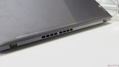 ThinkPad X série 2023: Saída do ventilador na parte de trás