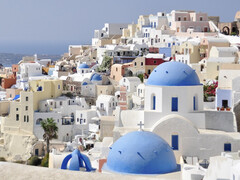 Santorini, por exemplo, é totalmente coberta de cores claras para refletir diretamente o calor do sol. (Fonte da imagem: pixabay/Yolanda)
