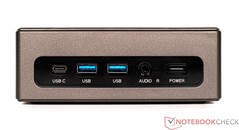 Frente: USB Tipo C (Dados), conector 2x USB 3.0, 3.5 mm, Ligar