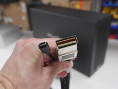 O CopprLink ainda não foi amplamente adotado. Na foto: Conector CopprLink ao lado de uma cabeça USB-C.