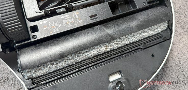 O AutoSeal Roller Guard cobre o rolo de limpeza AquaRoll ao limpar carpetes