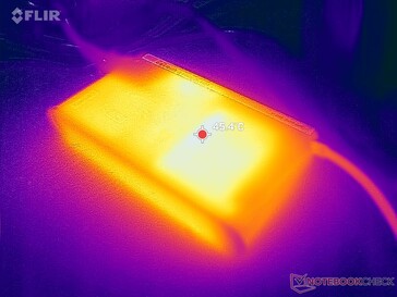 O adaptador CA atinge mais de 45 °C ao operar cargas exigentes