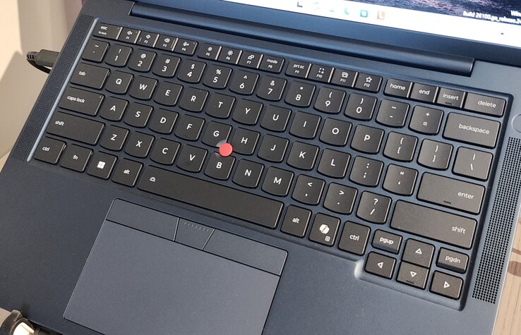 O novo design do teclado do Lenovo ThinkPad (exibido em um T14s Gen 7).