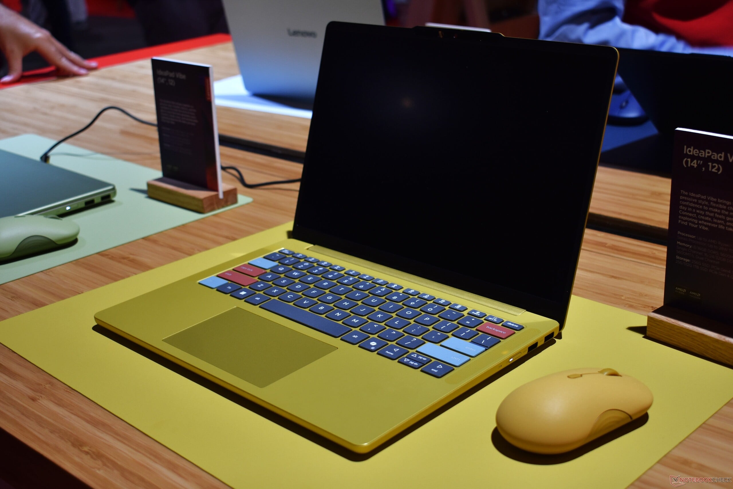 O Lenovo IdeaPad Vibe 14 na cor “Spicy Gold” com teclas personalizadas.