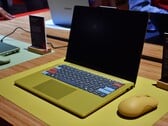 O Lenovo IdeaPad Vibe 14 na cor “Spicy Gold” com teclas personalizadas.