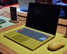 O Lenovo IdeaPad Vibe 14 na cor “Spicy Gold” com teclas personalizadas.