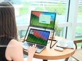 O LiftVue pode ser posicionado acima da tela de um laptop por meio de um suporte inovador.