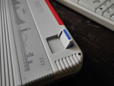 NuPhy Kick75 com pés articulados
