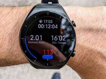 A exibição do Xiaomi Watch S1 convence com cores nítidas, mas poderia ser um pouco mais brilhante.