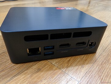 Atrás: Gigabit RJ-45, 2x USB-A, 2x HDMI (4k60), adaptador AC