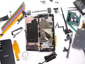 O Xperia PRO após ter sido despedaçado por JerryRigEverything. (Fonte da imagem: JerryRigEverything)
