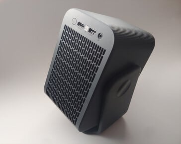 O botão de energia, a porta HDMI, o sensor IR, a porta USB-A e o conector de fone de ouvido (L a R) estão localizados na parte traseira. (Fonte da imagem: Notebookcheck)