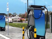 Dois carregadores públicos de veículos elétricos no Reino Unido (Fonte da imagem: Mer UK)