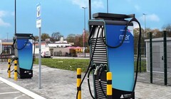 Dois carregadores públicos de veículos elétricos no Reino Unido (Fonte da imagem: Mer UK)