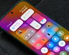 A versão beta do HyperOS 4 já está disponível para o primeiro conjunto de dispositivos compatíveis. Na foto: o novo design da Xiaomi, semelhante ao Liquid Glass, apresentado no centro de controle.