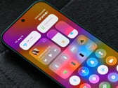 A versão beta do HyperOS 4 já está disponível para o primeiro conjunto de dispositivos compatíveis. Na foto: o novo design da Xiaomi, semelhante ao Liquid Glass, apresentado no centro de controle. 