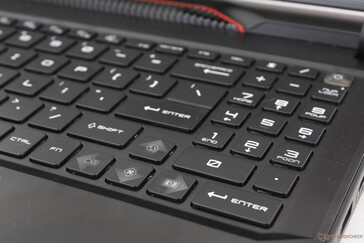 O teclado numérico e as teclas de seta são todos menores e mais apertados do que as teclas QWERTY principais