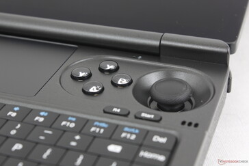 As entradas do controle são semelhantes às do Switch em tamanho e tato, mas a ergonomia é pior