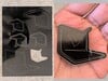 Logotipo do Notebookcheck em acrílico (esquerda) usando laser de diodo e recorte (direita) usando laser de fibra.