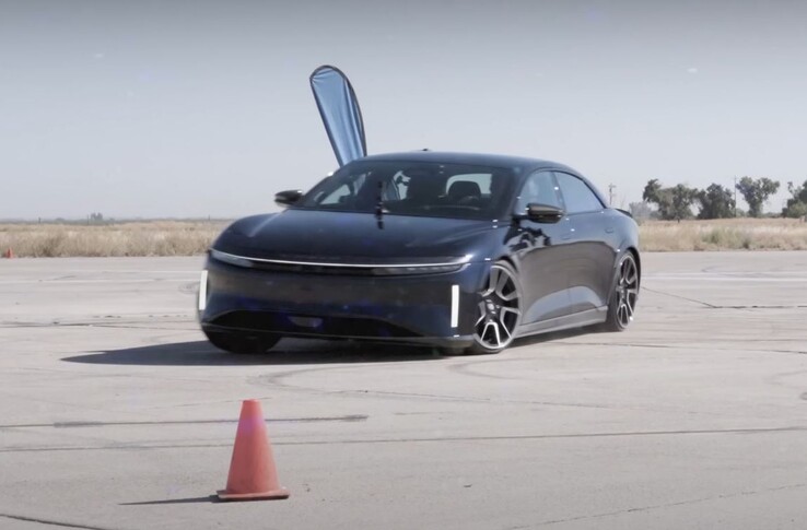 O Lucid Air Sapphire vence com folga o Model S Plaid no U-drag. (Fonte da imagem: Edmunds Cars via YouTube)
